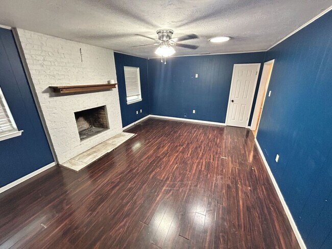 Building Photo - 1605 Miranda Ave