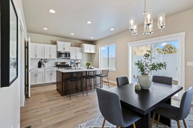 Building Photo - 16542 Red Oak Dr