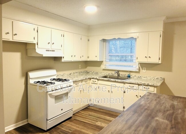 Building Photo - 601 Dundeen Dr