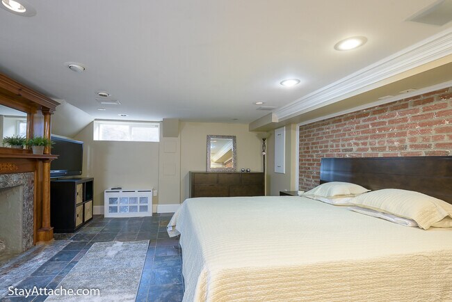 Building Photo - 2027 O Street NW Unit 1