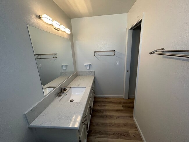 Building Photo - 3 Bedroom 2 Bathroom in NW Visalia