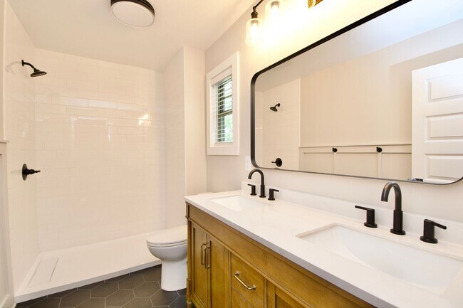 Building Photo - Now Leasing for Fall 2025! $1000 Per Bedro...