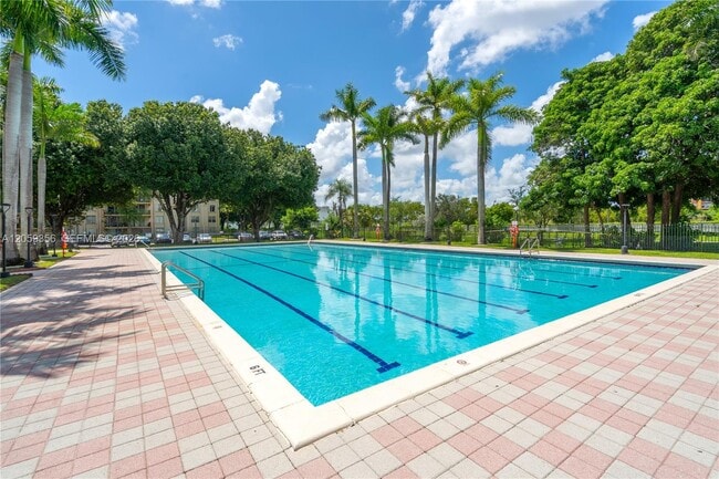 Building Photo - 9320 Fontainebleau Blvd