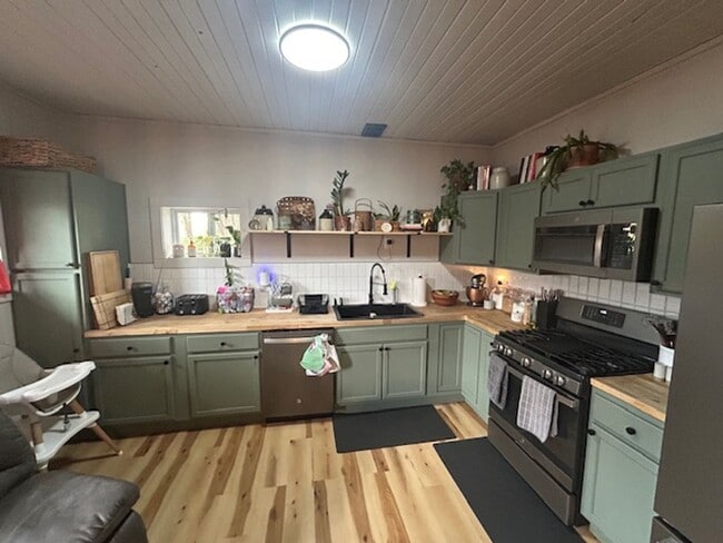 Building Photo - 2 bedroom 1 bath single family home