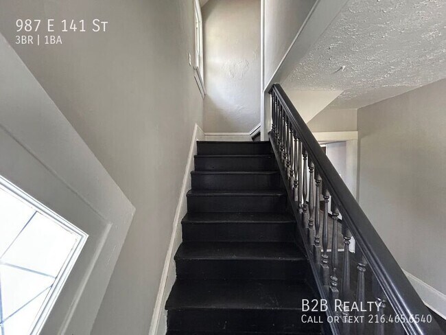 Building Photo - Charming 3-Bedroom Property in Prime Location