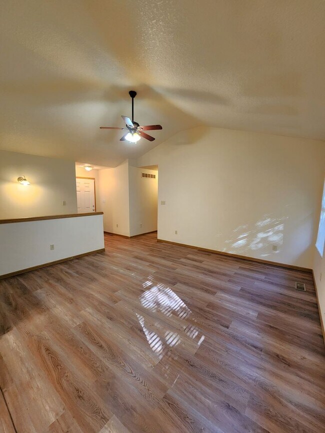 Building Photo - Great 3BR 2BTH Rancher Near Lake Shawnee
