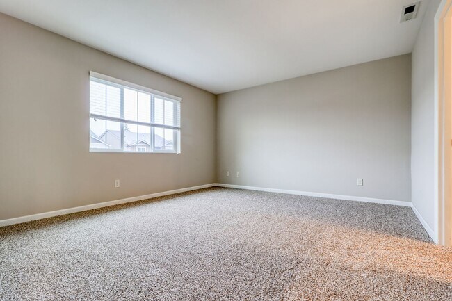 Building Photo - Spacious 4br/2.5ba house with garage in well maintained neighborhood