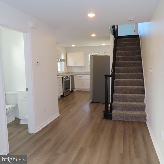 Building Photo - 228 Rowe Ave