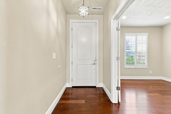 Building Photo - Quiet & Spacious 4 Bed Holladay Home – Walk-In Closets & Big Backyard!!!