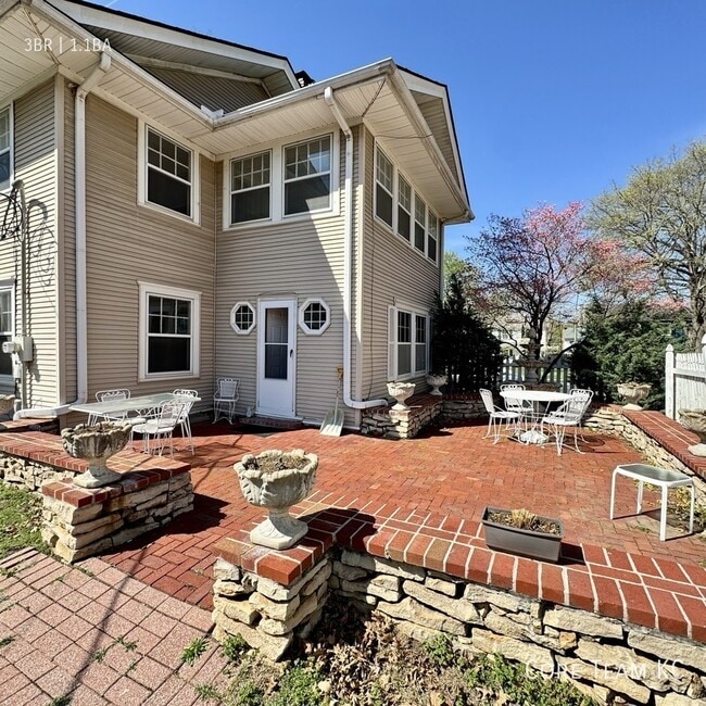 Building Photo - 411 W 60th Terrace