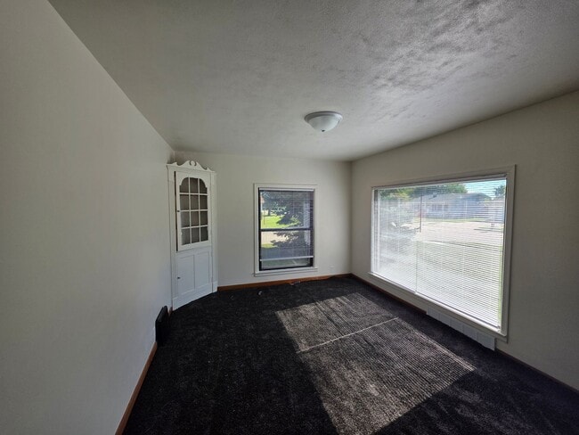 Building Photo - 940 W Weiland Ave