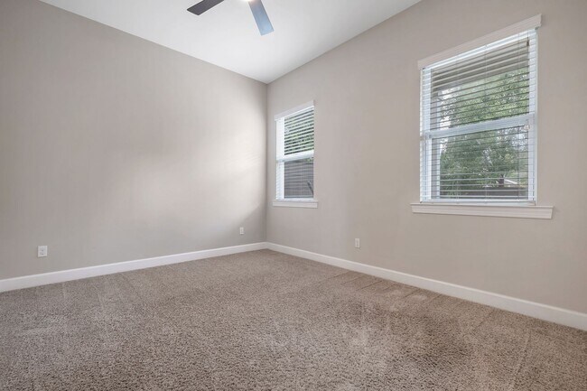 Building Photo - Midtown Tallahassee Townhome