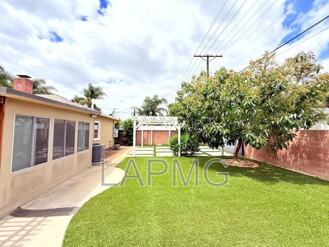 Building Photo - 16457 Gledhill St