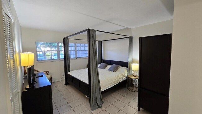 Building Photo - 3150 N Palm Aire Dr