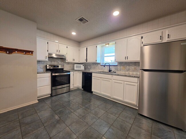 Building Photo - Cute 4 bedroom home in Shawnee