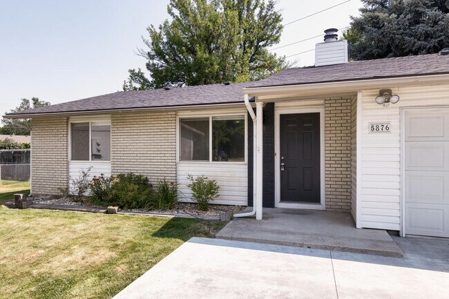 Building Photo - Complete Remodel near Boise River _ Pet Friendly!