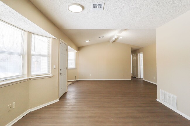 Building Photo - 3 Bed | 1 Bath in East Tulsa!