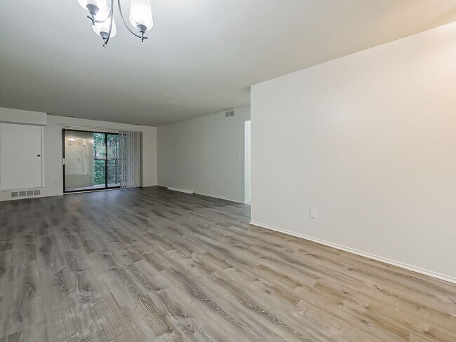 Building Photo - AVAILABLE NOW! Inviting 2-Bedroom, 2-Bath Condo in a Convenient Farmington Hills Community