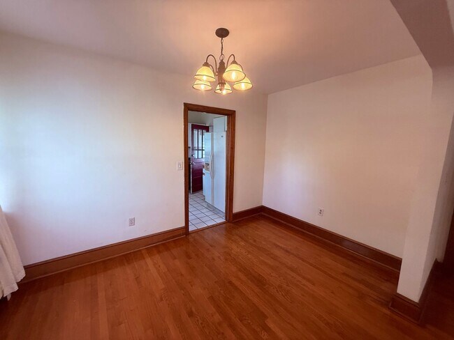 Building Photo - Pet Friendly 3 Bedroom, 2 Bath Home with Hardwood Floors