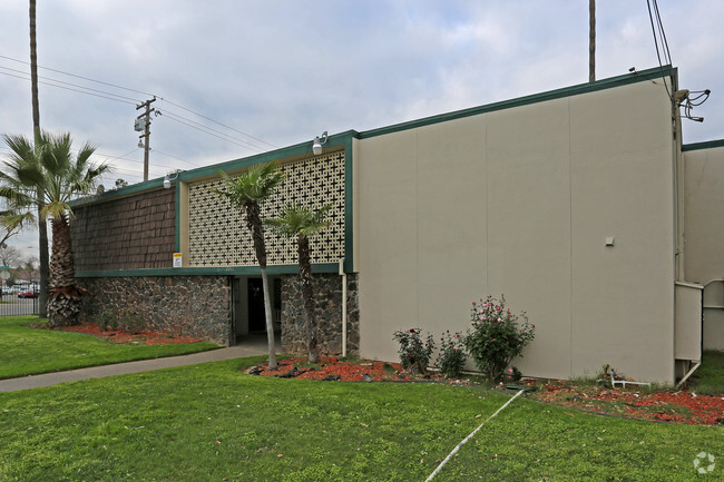 Building Photo - Rosewood Garden Apartments