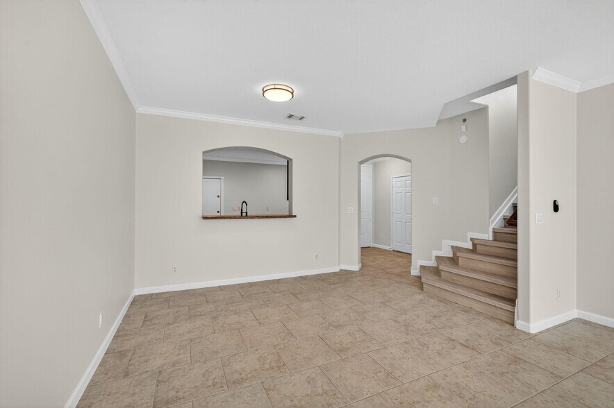 Building Photo - 2213 Oakmont Dr