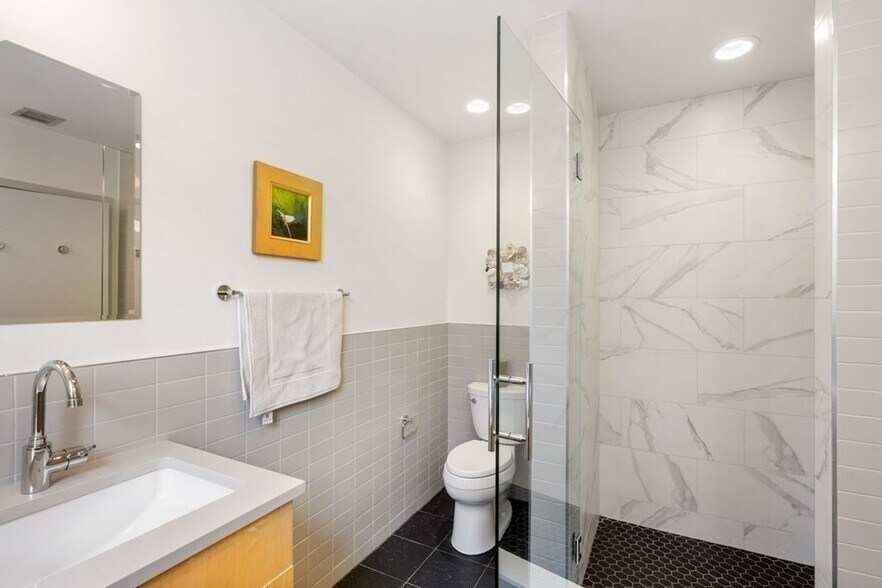 Building Photo - 163 Newbury St