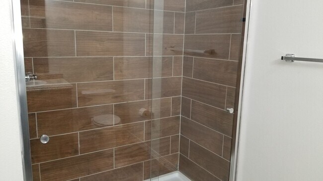 Building Photo - NEWER  LUXURY ONE BEDROOM APARTMENT UNFURN...