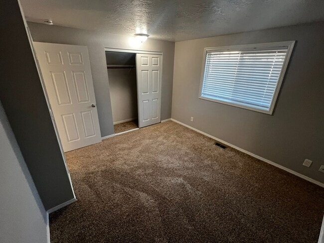 Building Photo - New carpet, kitchen, appliances, paint! Great neighborhood.