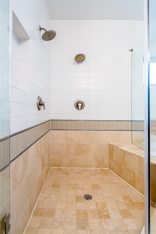 Building Photo - 5321 Lillian St