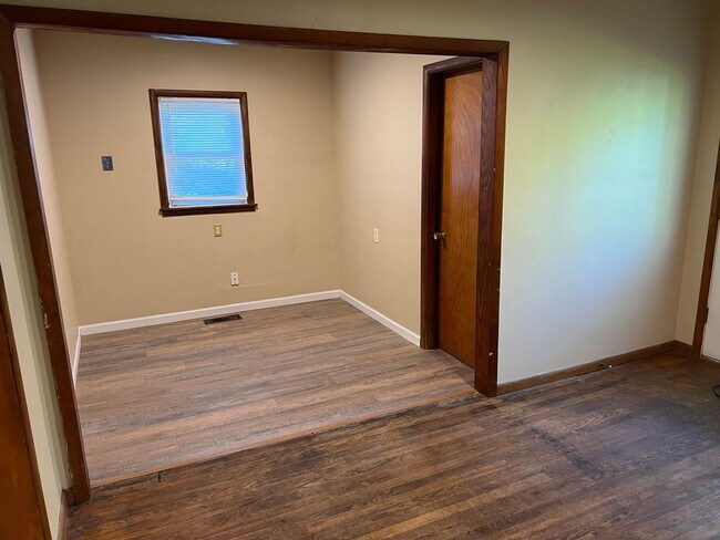 Building Photo - 4 Bedrooms! 2 Baths! $1350!
