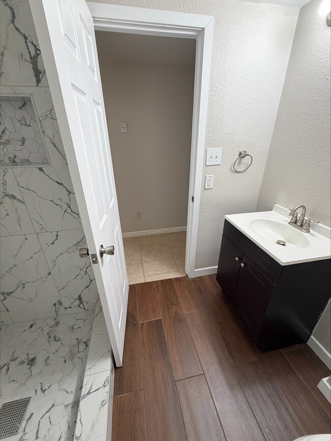 Building Photo - 1327B 9th W Ave