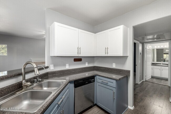 Building Photo - 1295 N Ash St