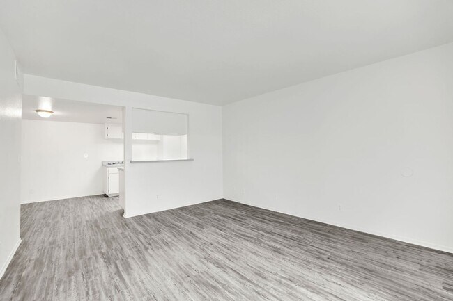 Building Photo - 2BD 2BTH Corner