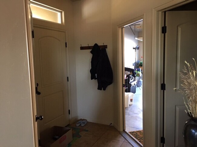 Building Photo - Roomy townhome