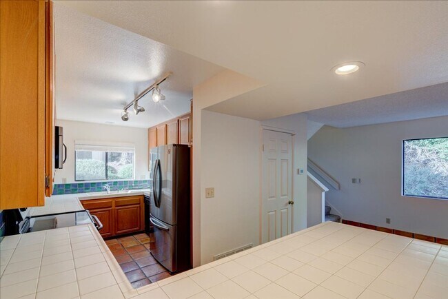 Building Photo - Beautiful End-Unit Townhome Centraly Located