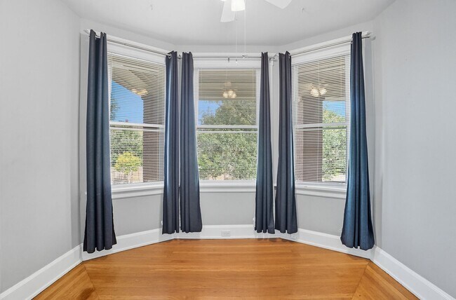 Building Photo - 6 Bed/3 Bath Remodeled Hyde Park Home w/Ce...