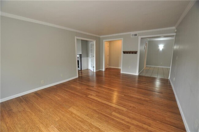 Building Photo - 6851 Roswell Rd