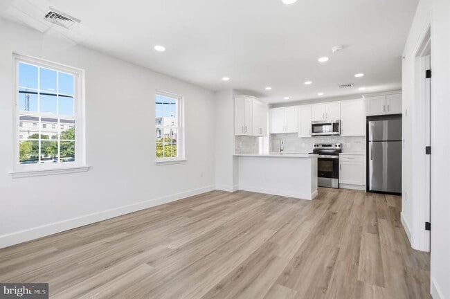 Building Photo - 21 W Front St
