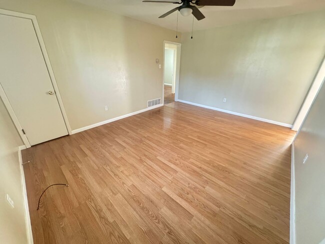 Building Photo - 2601 Live Oak Dr