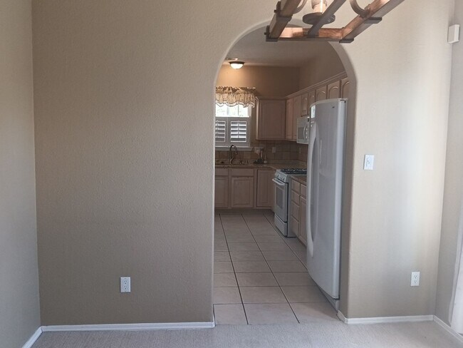 Building Photo - 5 bedrooms, 3 Bath House! Located On NE Si...