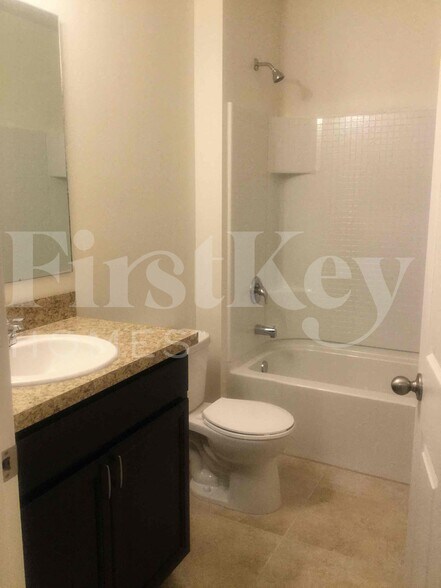 Building Photo - 2472 SE Floresta Dr