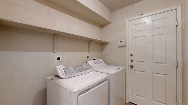 Building Photo - FREE DECEMBER RENT!!!