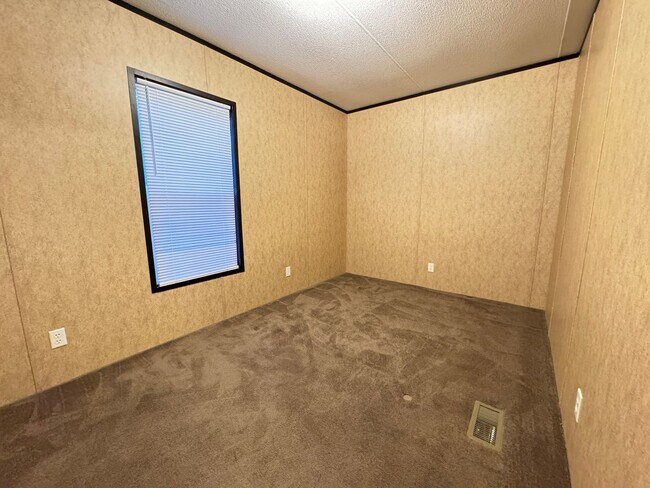 Building Photo - 3 Bed 2 Bath Mobile Home