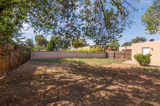 Building Photo - Cute Centrally Located Single Family Home ...