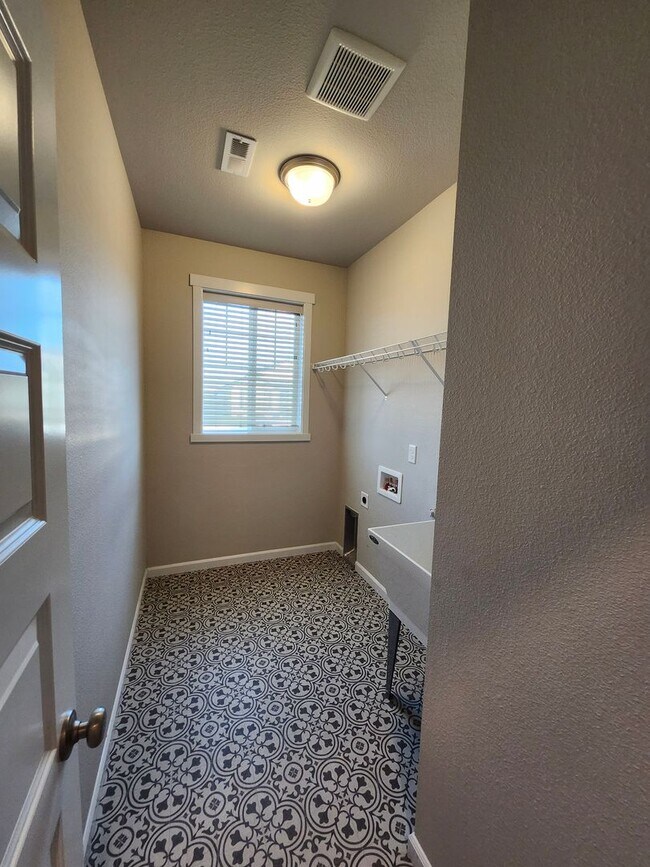 Building Photo - MOVE-IN SPECIAL: 1/2 MONTHS RENT FREE! Like New 3-Bedroom, 2-Bath Home