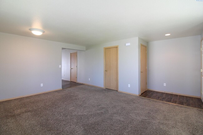 Building Photo - 3 Bed/2 Bath Rambler in West Pasco