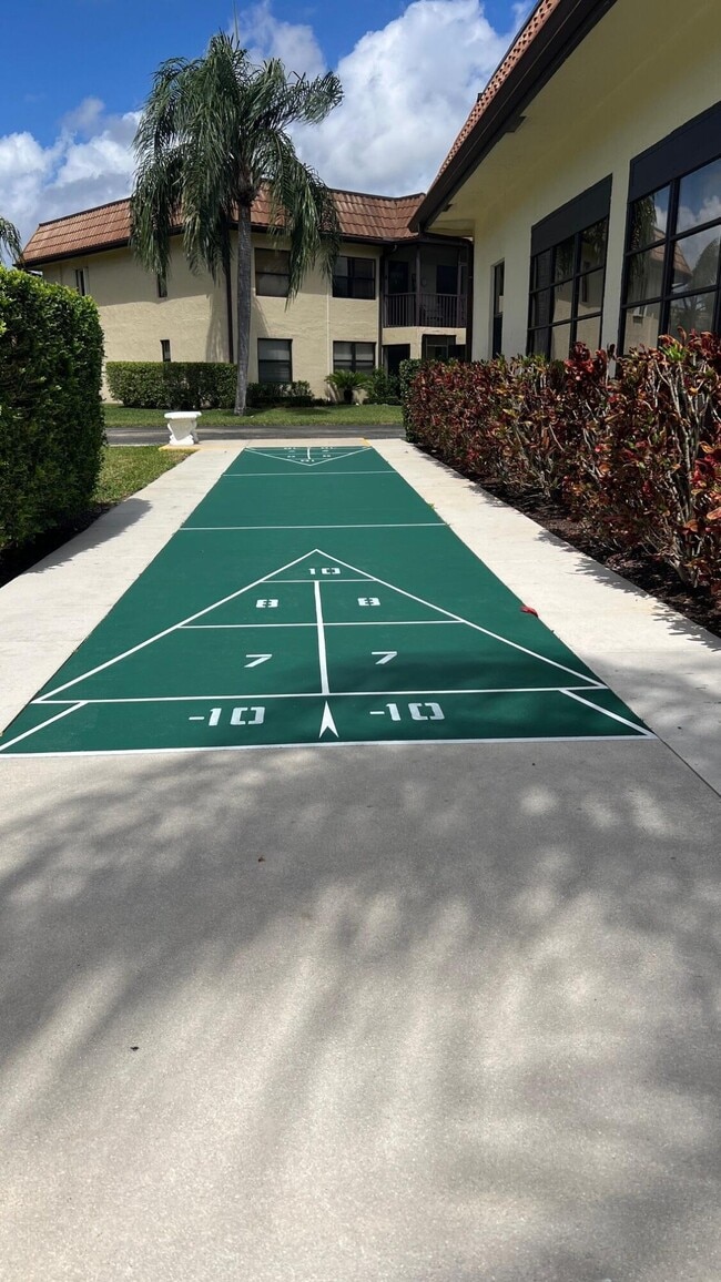 Building Photo - 7118 Golf Colony Ct