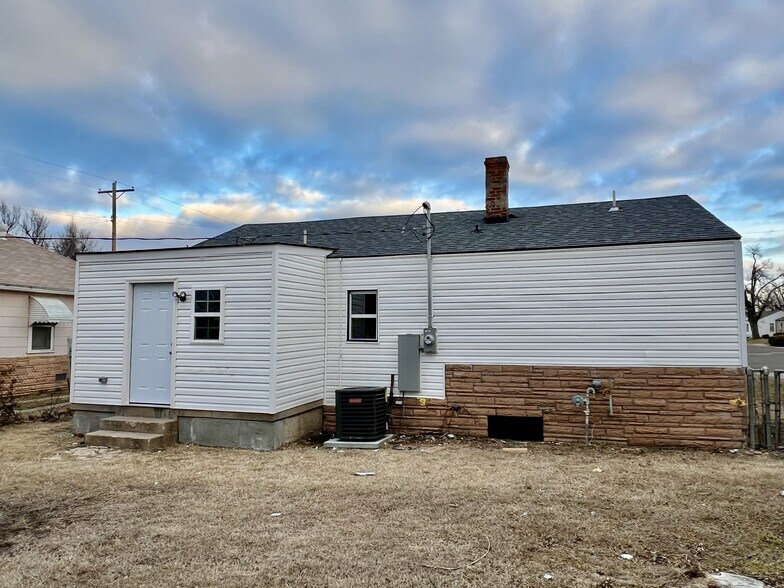 Building Photo - 301 E Rickenbacker Dr