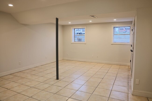 Building Photo - NEWLY REMODELED