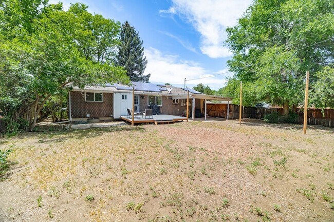 Building Photo - Amazing 3 bed/3 bath rental.  New Flooring!!  Solar Panels!!
